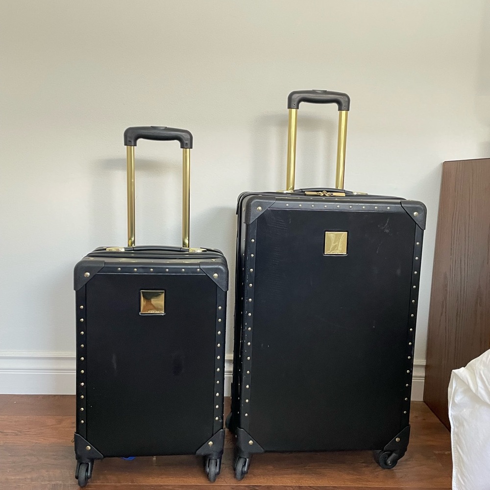 Vince Camuto luge set